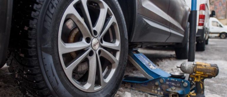 Снятие секреток и замена шин: выездной сервис в действии