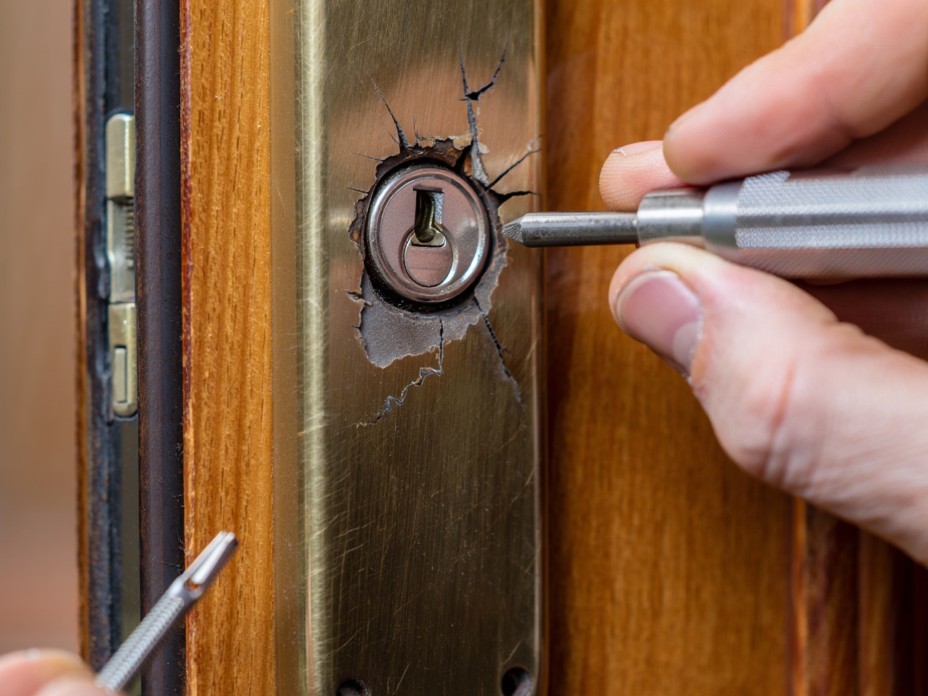 Как заменить личинку замка при переезде: пошаговое руководство