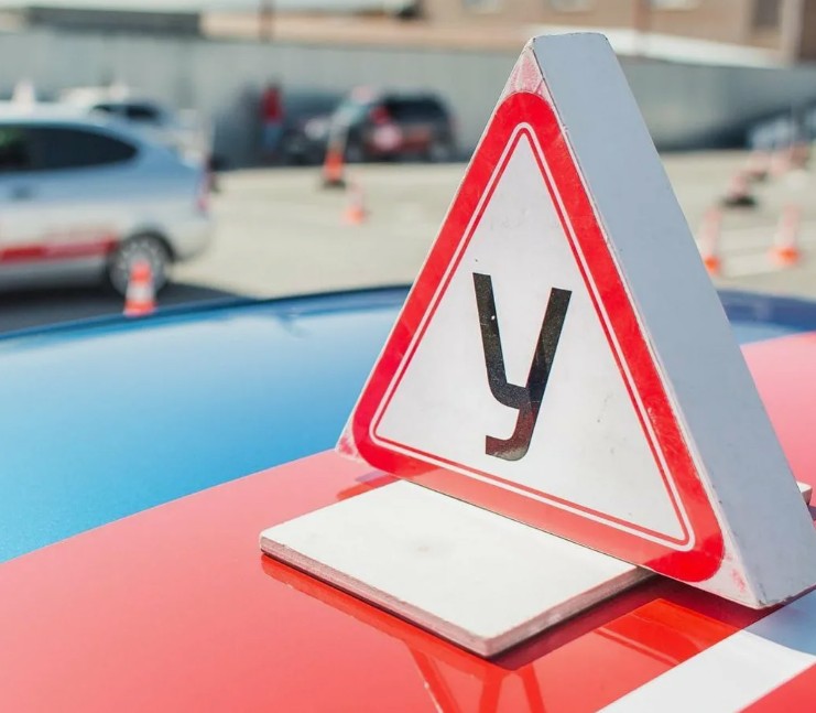 Онлайн-обучение в автошколе 2026: Плюсы, минусы