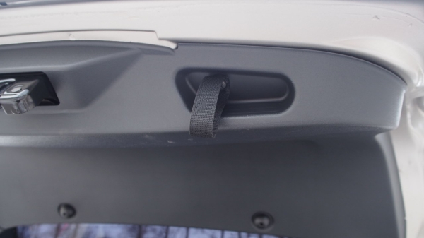 Lada Granta Liftback I Restyle 2018-2022 - интерьер, петля закрытия двери багажника