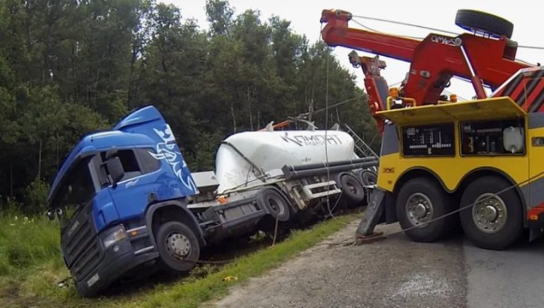 Эвакуация фуры после ДТП: порядок действий и особенности работ