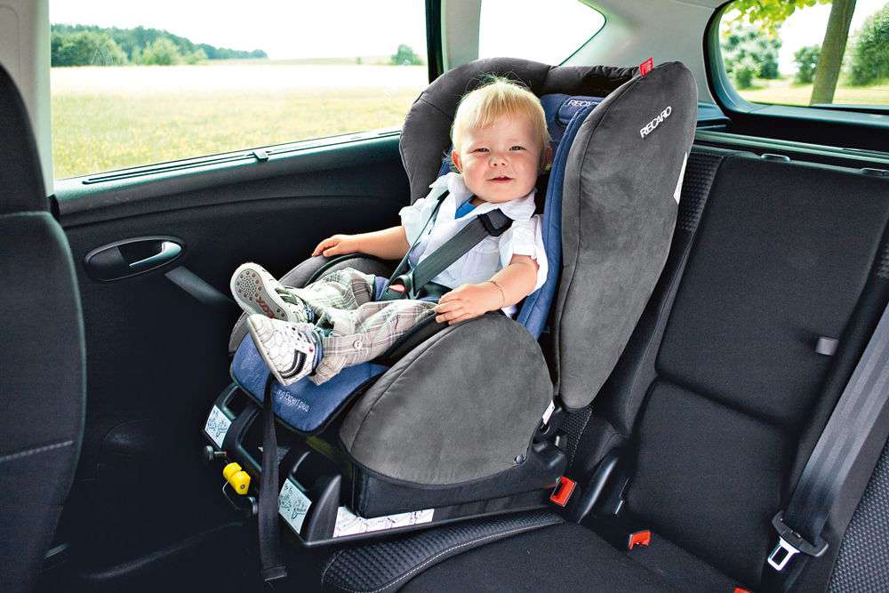 Как крепить детское автокресло в машине ремнями?