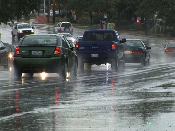 Пять главных ошибок водителя при езде в дождь